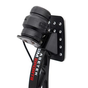 Peut inclure: Pédale de simulateur de course noire et argentée avec le texte "ASETEK SIM SPORTS" en rouge. La pédale a un composant en caoutchouc noir et est montée sur une plaque argentée perforée.