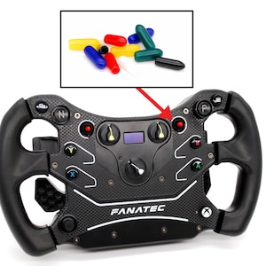 Peut inclure: Un volant de course Fanatec noir et gris avec plusieurs boutons, cadrans et un petit écran. Le volant présente un design en fibre de carbone et des poignées ergonomiques. Une collection de capuchons de boutons colorés en rouge, jaune, bleu, vert et noir est également visible.
