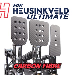Può includere: Un set di tre pedali da corsa in fibra di carbonio nera per un simulatore Heusinkveld Ultimate. I pedali sono montati su un telaio in metallo nero. Il testo "FOR HEUSINKVELD ULTIMATE CARBON FIBRE" è stampato nella parte inferiore dell'immagine.