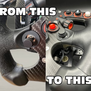 Puede incluir: Un volante de carreras negro con un agarre texturizado. El volante tiene un acabado de fibra de carbono y botones rojos. El texto "FROM THIS" y "TO THIS" es visible en la imagen.