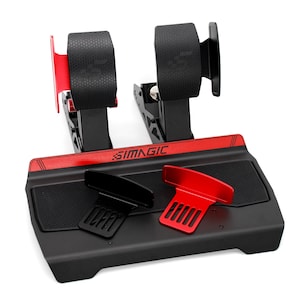 Puede incluir: Un juego de pedales de simulador de carreras negro y rojo. El juego incluye dos pedales con reposapiés negros y detalles rojos, montados sobre una base negra. La base tiene una superficie texturizada e incluye dos cubiertas de pedal rojas y negras adicionales. La marca "SIMAGIC" es visible.