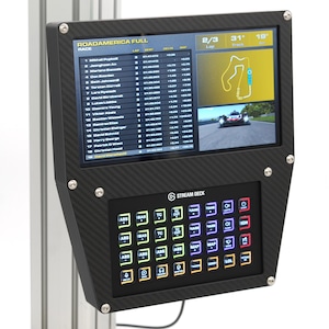 Puede incluir: Una pantalla negra de simulador de carreras con textura de fibra de carbono. La pantalla muestra datos de la carrera y un mapa de la pista. Debajo de la pantalla hay un panel de control con botones iluminados con abreviaturas.