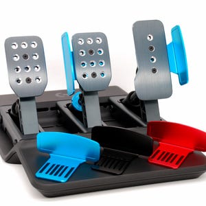 Op de afbeelding: Racepedaalset met een zwarte basis en zilveren pedalen. De pedalen hebben een geborstelde metalen afwerking met meerdere gaten. Blauwe en rode accenten zijn zichtbaar, samen met zwarte en blauwe pedaalverlengingen.