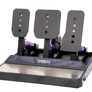 Könnte beinhalten: Ein schwarzes Rennpedal-Set mit drei Pedalen, die eine kohlefaserstrukturierte Oberfläche und silberne Schrauben aufweisen. Die Basis enthält eine metallisch silberne Frontplatte mit dem in Weiß gedruckten Text CONSPIT. Violette Akzente sind sichtbar.