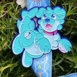 Pin esmaltado peludo para piscina de 2 pulgadas