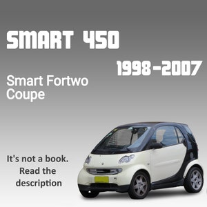 Puede incluir: Un coche Smart Fortwo Coupé blanco con techo negro y molduras negras. El coche es un modelo de 2007 y tiene el texto "SMART 450" y "1998-2007" en la parte delantera.