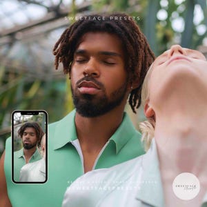 Könnte beinhalten: Eine Person mit dunkelbraunen Dreadlocks und Bart trägt ein hellgrünes Hemd mit Kragen und Reißverschluss. Ein Smartphone zeigt dasselbe Bild, und der Text SWEETFACE PRESETS sowie BEFORE & AFTER | SMART SHARPENER sind zu sehen.