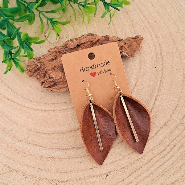 Boucles d'oreilles en cuir marron surcyclé écoresponsable recyclé, crochet d'oreille, forme goutte et breloque laiton