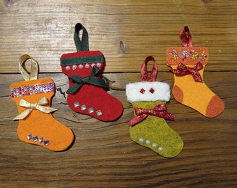 Décoration de sapin de Noël en feutrine et perles à suspendre en forme de bottes