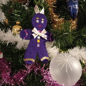 Décoration de sapin de Noël en feutrine et perles à suspendre en forme de bonhomme pain d'épices image 8