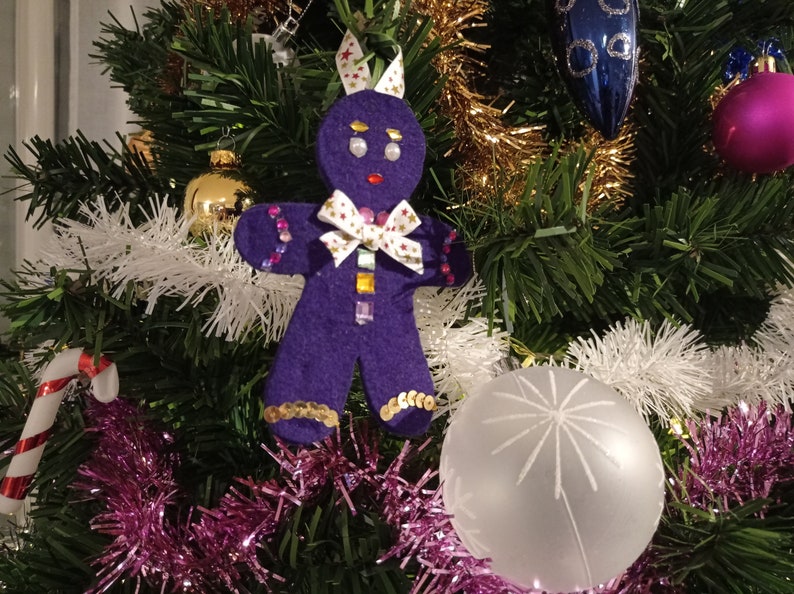 Décoration de sapin de Noël en feutrine et perles à suspendre en forme de bonhomme pain d'épices image 8