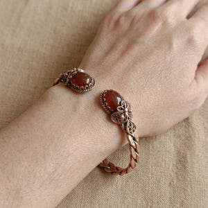 Armband aus rotem Achat und Kupfer, handgefertigtes, geflochtenes Filigranarmband für schmale Handgelenke, verstellbares Armband aus Naturstein, Geschenk zum 7. Jahrestag