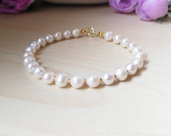 Bracelet en perles de rivière blanches avec perles miyuki plaquées or 18 carats. Bracelet de mariage, cadeau de demoiselle d'honneur. De vraies perles.