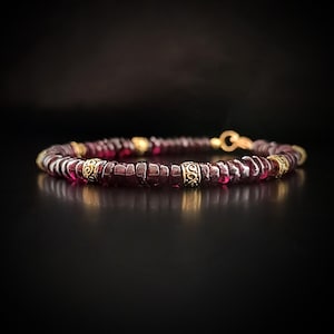 Unisex armband met ruwe robijn | Handgemaakt juweel | Tibetaanse minimalistische donkerrood