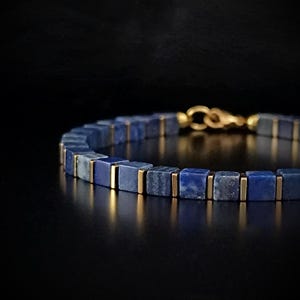 Pulsera de hombre hecha a mano en lapislázuli y hematita dorada: elegancia artesanal a medida, hecha en Italia.