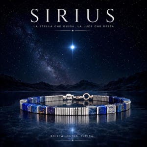 Può includere: Un bracciale con perline quadrate in lapislazzuli blu alternate a distanziatori metallici color argento. Il gioiello include una chiusura circolare. Il testo SIRIUS, LA STELLA CHE GUIDA, LA LUCE CHE RESTA e BRILLA. GUIDA. ISPIRA. è visibile.