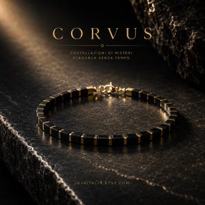 Peut inclure: Un bracelet composé de perles carrées noires alternées avec de petites entretoises en métal doré, doté d'un fermoir mousqueton doré. Le texte CORVUS, COSTELLAZIONI DI MISTERI. ELEGANZA SENZA TEMPO et JAJAITALIA.ETSY.COM est visible sur l'image.