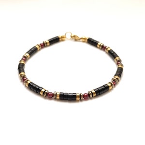 Elegante pulsera de hombre elaborada con cuentas de piedra natural de ónix – hematita – granate. Pulsera personalizable hecha a mano a medida