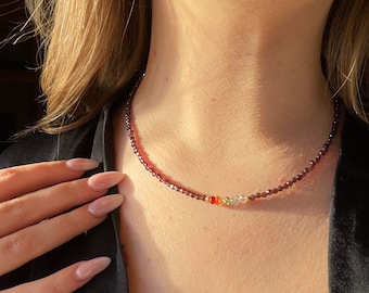 Goldhalsband mit Spinell und Regenbogensteinen