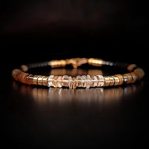 Pulsera de cuentas de piedra para hombre hecha a mano con ónix, ojo de tigre, hematita dorada y citrino: elegancia y prosperidad.