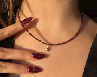 Minimalistische Spinell-Halskette mit Granatstein-Anhänger, handgefertigt mit Wire-Art-Technik. 925 Silberkette Geschenk für Frauen