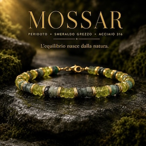 Può includere: Un bracciale composto da perle alternate di peridoto sfaccettato e smeraldo grezzo, separate da piccoli distanziatori in metallo dorato. Il gioiello include una chiusura a moschettone dorata ed è presentato con il testo MOSSAR in alto.