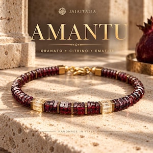 Peut inclure: Un bracelet composé de perles de grenat rouge foncé, de perles cubiques en citrine jaune clair et d'entretoises en hématite métallique. Le bijou possède un fermoir doré. Le texte indique JAJAITALIA, AMANTU, GRANATO, CITRINO, EMATITE, HANDMADE IN ITALY.
