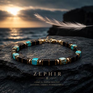 Könnte beinhalten: Ein Armband mit abwechselnden quadratischen schwarzen Perlen und Türkis-Steinperlen, goldenen Metallzwischenstücken und einem Karabinerverschluss. Unter dem Armband steht der Text ZEPHIR, gefolgt von dem italienischen Satz COME IL VENTO DELL'EST.