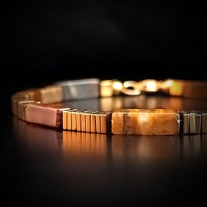 Pulsera de cuentas de piedra para hombre con ojo de tigre natural y piedras de hematita dorada, hecha a mano a medida en Italia.
