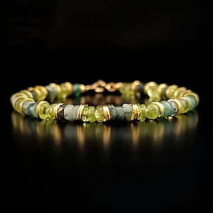 Minimalistische zilveren armband met ruwe smaragd en peridot, natuurlijke stenen, elegant unisex cadeau handgemaakt in Italië