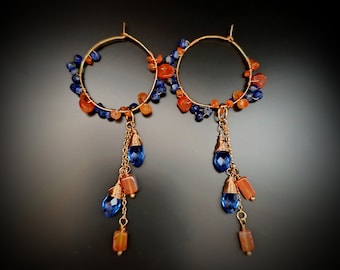 Boucles d'oreilles créoles avec pierres de lapis-lazuli et cornaline fabriquées à la main en Italie en plaqué or 14 carats.
