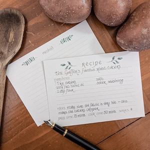 Schede di ricette vuote Shire 12 pezzi – Carta riciclata al 100%, calligrafia rustica e acquerelli – Set di articoli per libri Cottagecore, regali per gli amanti dei libri