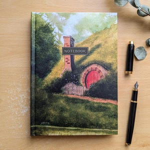 Quaderno con copertina rigida Red-door Home / Diario Shire A5 acquerello / 160 pagine / Carta spessa a righe da 120 g/m² / Regalo per amanti dei libri e lettori