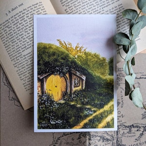Impressão de arte de fantasia | Decoração de parede em aquarela amarela da porta Shire | poster de Fanart mini cartão postal | Ilustração caprichosa em aquarela infantil