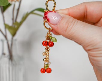 Porte-clés en perles avec breloque cerise pour sac ou téléphone, Joli porte-clé en perles, Accessoire fait main avec perles, Courte porte-clés en perles