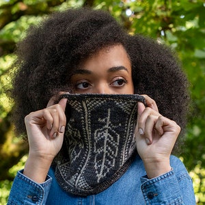 Crow&#39;s Feather Cowl- Digital Knitting Pattern