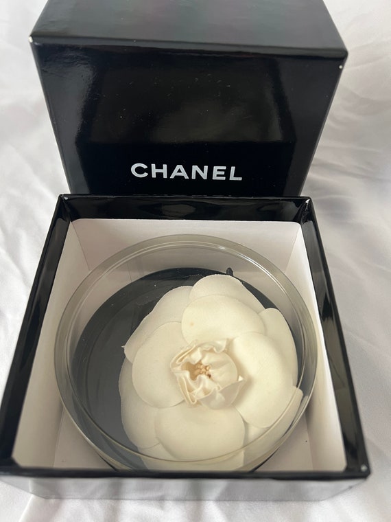 Vintage Chanel Silk White Camellia with Black Lea… - image 6