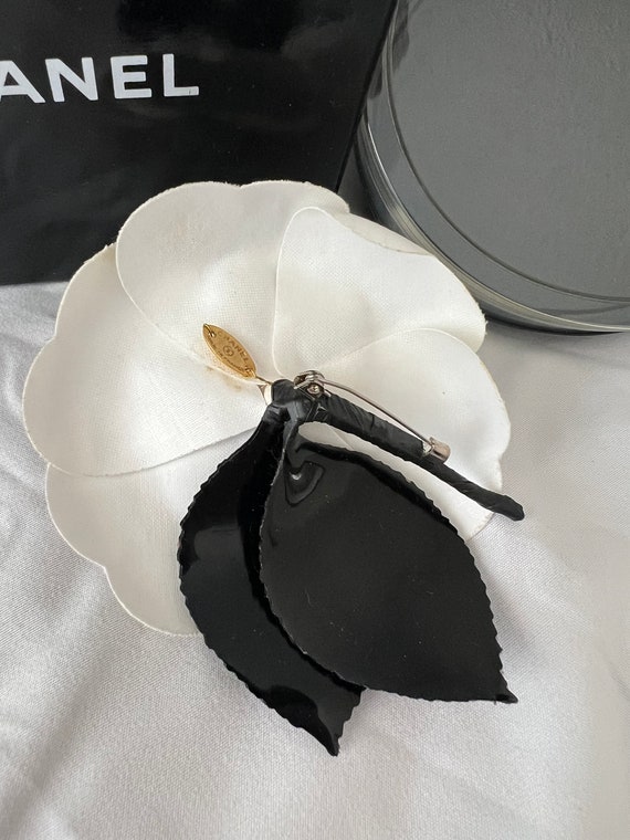 Vintage Chanel Silk White Camellia with Black Lea… - image 5