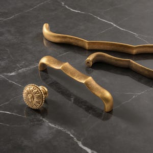 Geschwungene Schubladenknäufe aus massivem Messing, antike Messingschrankgriffe, minimale Vintage-Küchen- und Möbelbeschläge