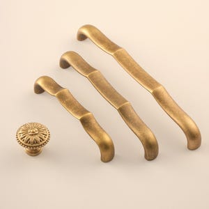 Tiradores curvos de latón macizo para cajones, tiradores de latón antiguo para gabinetes, herrajes minimalistas vintage para cocinas y alacenas.