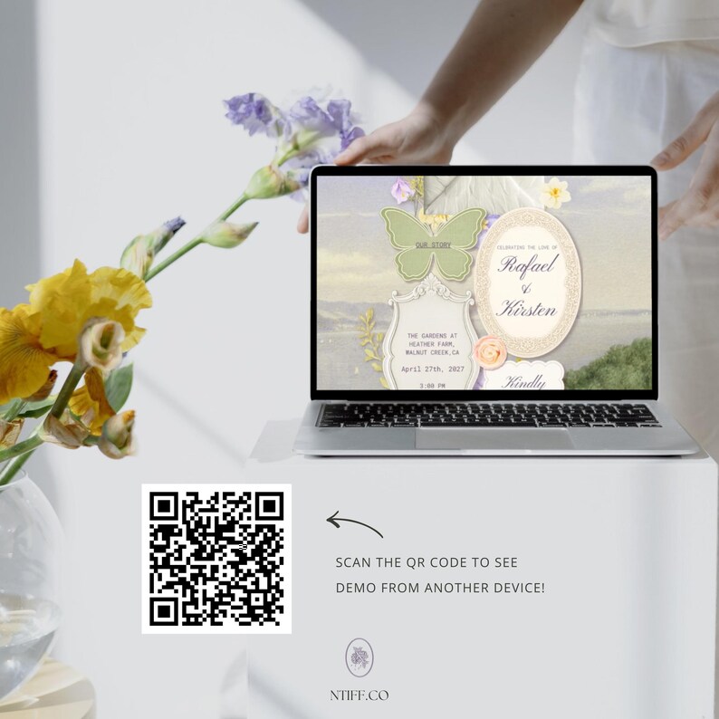 Puede incluir: Una pantalla de port&aacute;til muestra un dise&ntilde;o de invitaci&oacute;n de boda con una mariposa verde, un marco ovalado con el texto Rafael & Kirsten y detalles para The Gardens at Heather Farm. Debajo, un c&oacute;digo QR incluye el texto Scan the QR code to see demo from another device y el logotipo NTIFF.CO.