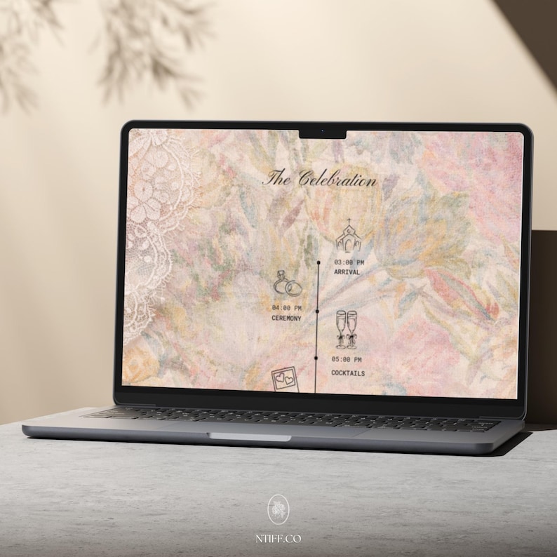 Puede incluir: Un port&aacute;til muestra una l&iacute;nea de tiempo de boda digital titulada The Celebration, con un fondo floral suave y detalles de encaje. La l&iacute;nea de tiempo incluye iconos para una iglesia a las 15:00, anillos a las 16:00 y copas de champ&aacute;n a las 17:00.