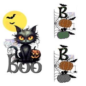 Op de afbeelding: Een zwarte kat met gele ogen zit naast een uitgeholde pompoen met een griezelig gezicht. De kat zit voor een grote gele maan met twee vleermuizen die er voor vliegen. Het woord "BOO" staat in grijs onder de kat en de pompoen.
