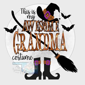 Può includere: Una grafica a tema Halloween con un cappello da strega, una scopa e stivali. Il testo recita "This is my awesome grandma costume".