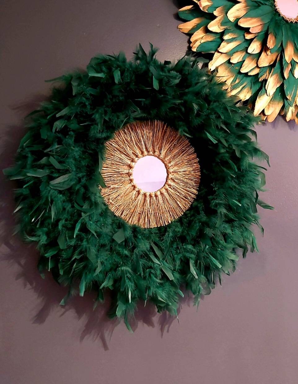 Splendide Jujuhat en Plumes Douces et Raphia Doré Pour Une Décoration Murale.