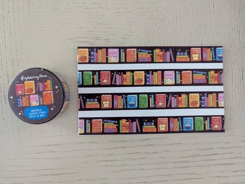 K&ouml;nnte beinhalten: Eine Rolle Washi-Tape und ein rechteckiges Blatt mit einem B&uuml;cherregal-Design. Die Klebebandrolle ist dunkelbraun mit einem sich wiederholenden Muster von B&uuml;chern. Das Blatt zeigt einen schwarzen Hintergrund mit wei&szlig;en Regalen und bunten B&uuml;chern.