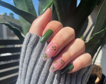 St. Patrick’s Day press on nails with green clovers