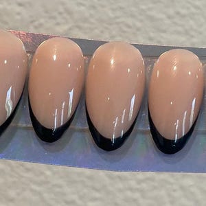 Black French tip fake nails | black fake nails | skinny French tip press on nails