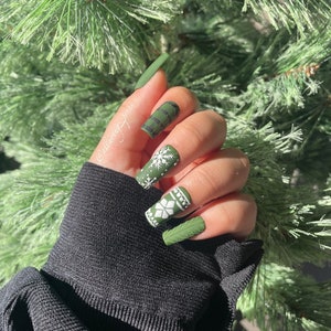 Christmas Snow Flake Green Plaid Holiday Press On Nail Set image 2