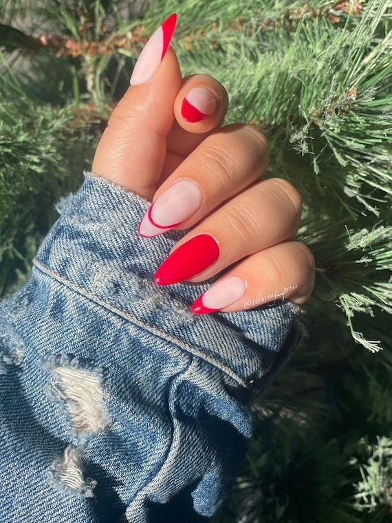 28 Red French nails design for New year's eve nails - Bellacocosum |  Рождественский маникюр, Гвоздь, Гель-лак